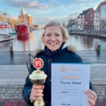 Susanne Hippauf mit Sieger-Pokal (Emder Pi-Wettbewerb)